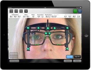 Unsere Zentriergeräte vermessen den Sitz der Brille vor Ihren Augen, um optimale Ergebnisse zu erzielen.
