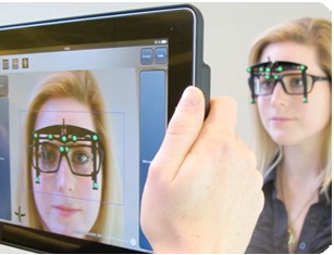 Unsere Zentriergeräte vermessen den Sitz der Brille vor Ihren Augen, um optimale Ergebnisse zu erzielen.